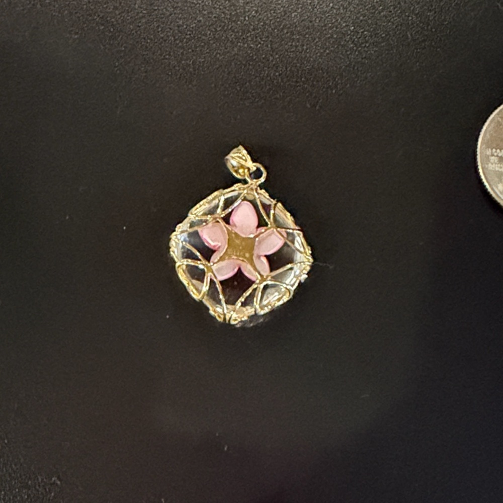 Mother of Pearl 14K Gold Flower Pendant - Picture 9 of 9